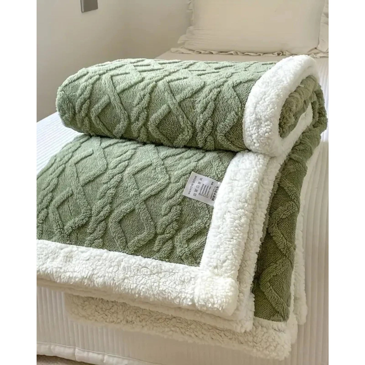 Cable-Knit Sherpa Throw – Reversible Textured Blanket