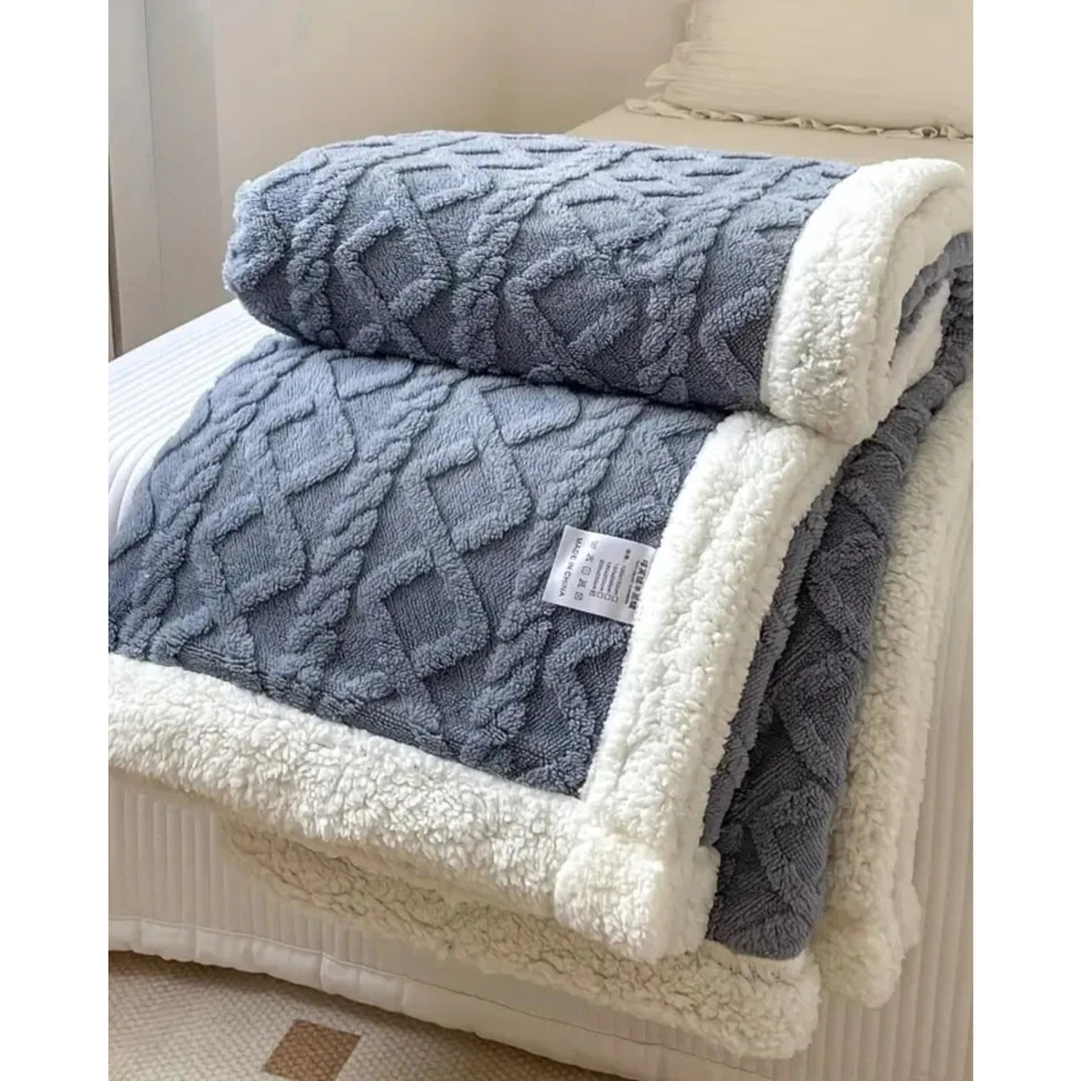 Cable-Knit Sherpa Throw – Reversible Textured Blanket